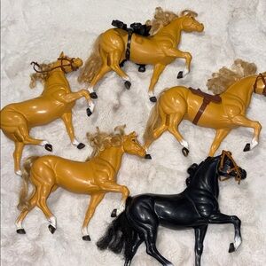 5 toy horses with crushable manes and tails